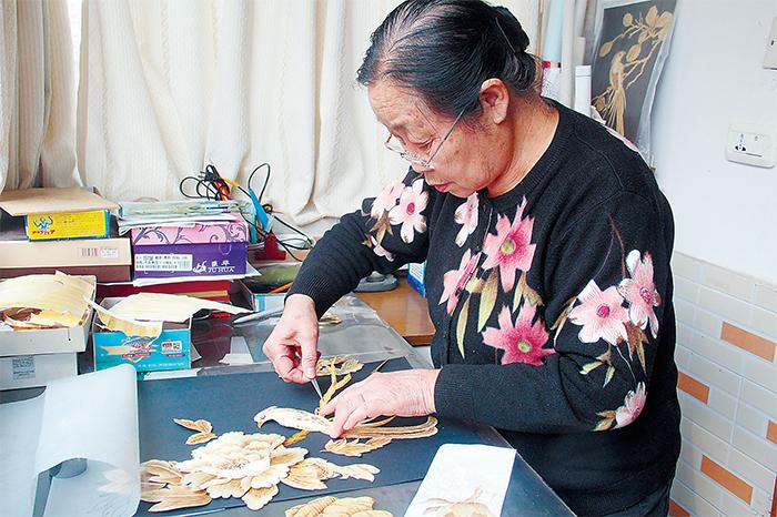 72歲老人的別樣生活:剪紙、做麥秸畫、旅游寫生